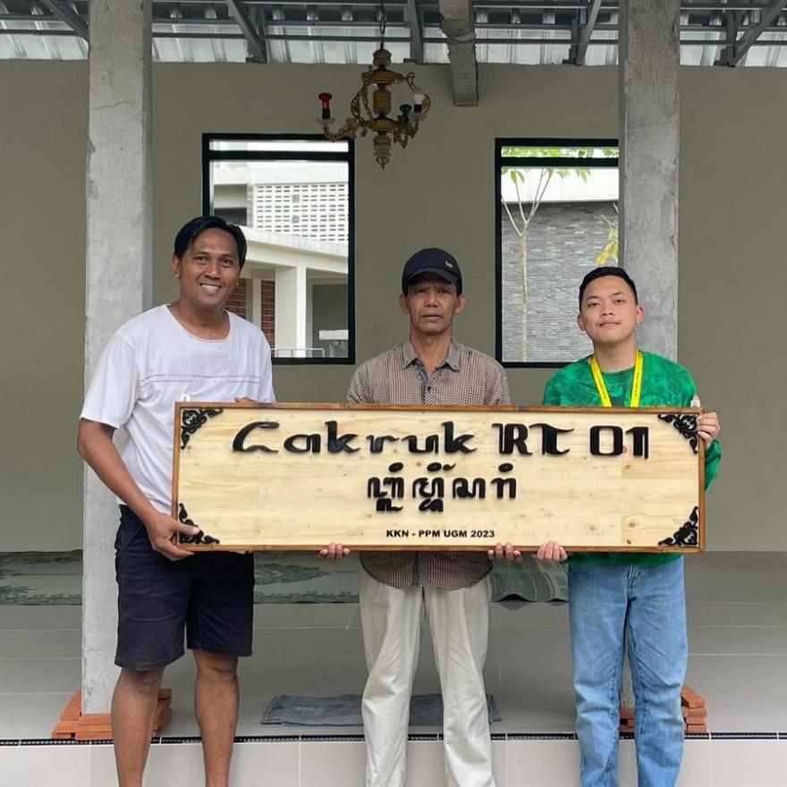 Optimalisasi Sarana Publik, KKN PPM UGM Pasang Plang dan Cermin Lalu Lintas